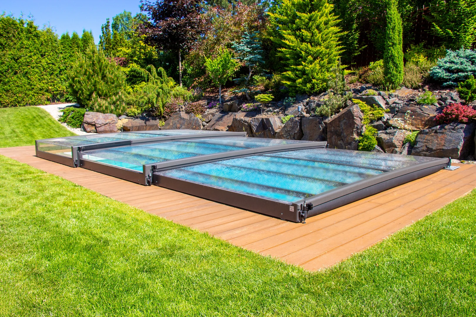 Pool im Garten mit flacher ALUKOV TERRA Überdachung – Herstelleraufnahme