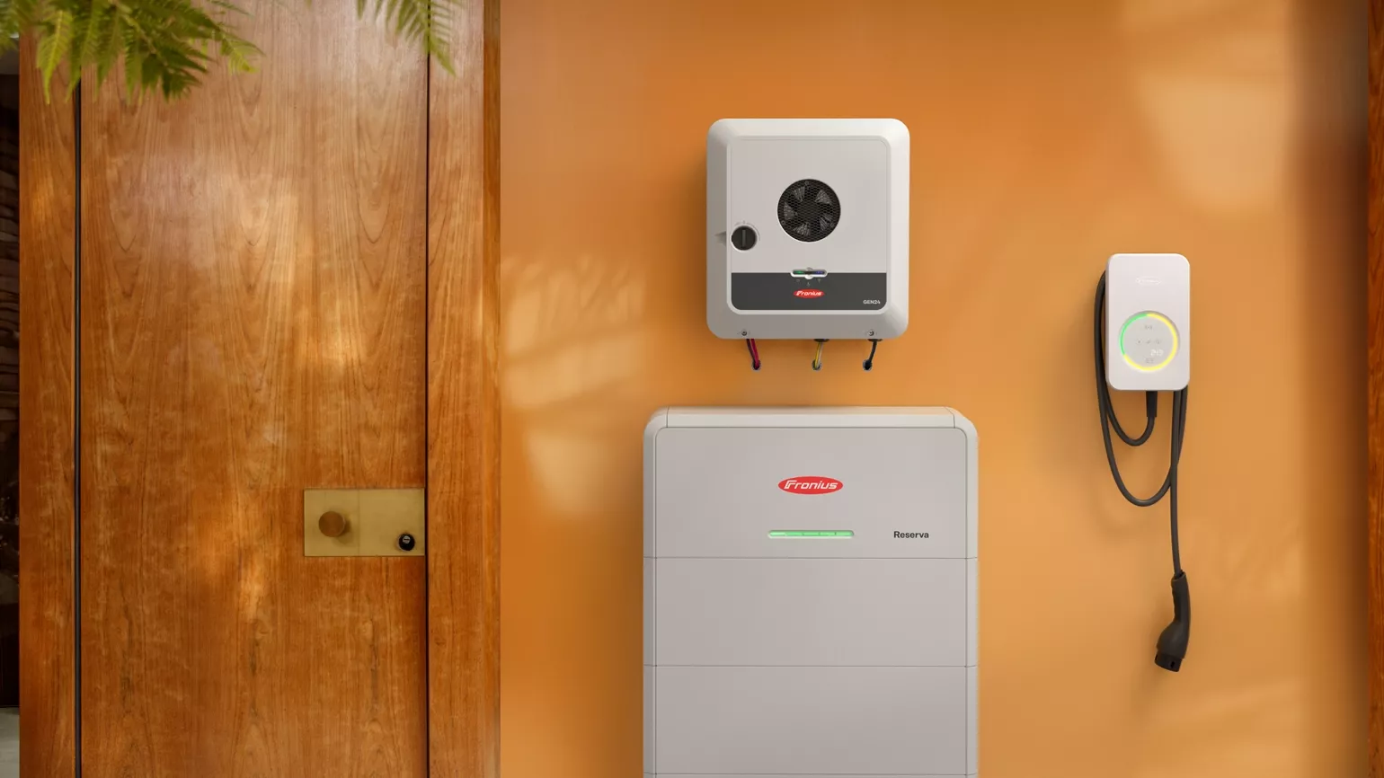 Fronius GEN24 mit Reserva-Speicher und Wallbox in einer Herstelleraufnahme